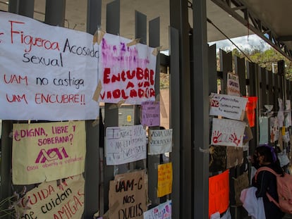 Carteles de protesta colocados en las rejas de la entrada principal de la Universidad Autónoma Metropolitana.