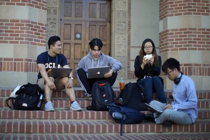 Estudiantes de la Universidad de California en Los Ángeles (UCLA), el pasado 15 de noviembre.