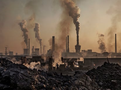 El fum surt d'una gran planta siderúrgica en una fàbrica d'acer no autoritzada a Mongòlia Interior, la Xina.
