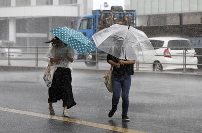 Pedestres lutam contra os fortes ventos e a chuva hoje, terça-feira 4 de setembro de 2018, em Tóquio (Japão).