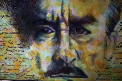 Mural colgado a las puertas del palacio de Bellas Artes de México, con el rostro del escritor mexicano Carlos Fuentes.