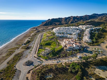 Vista del Complejo Macenas en Mojacar (Almería), donde Cosentino quiere construir un hotel, un balneario, un campo de golf y una promoción de viviendas