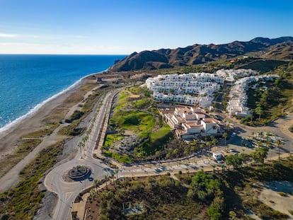 Vista del Complejo Macenas en Mojacar (Almería), donde Cosentino quiere construir un hotel, un balneario, un campo de golf y una promoción de viviendas