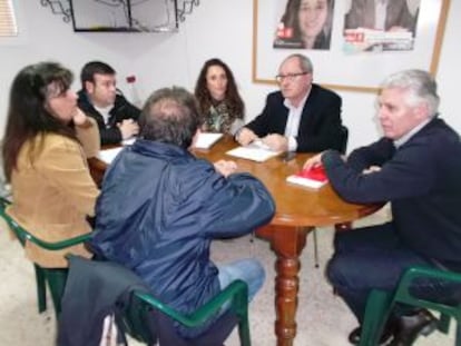 El secretario de Organización del PSOE de Andalucía, Juan Cornejo, con chaqueta, en una reunión de cargos socialistas en El Bosque, Cádiz.