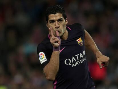 Luis Suárez celebra el primer gol del Barça a Granada.