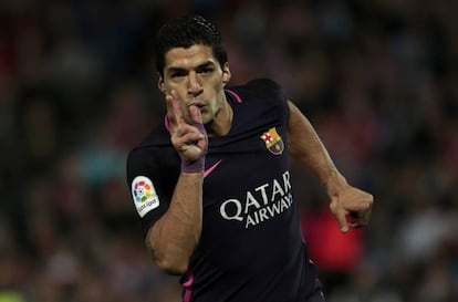 Luis Suárez celebra el primer gol del Barça a Granada.