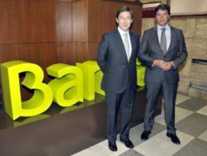 El presidente de Bankia, José Ignacio Goirigolzarri (i), acompañado por el director territorial Norte II, David González (d). EFE/Archivo