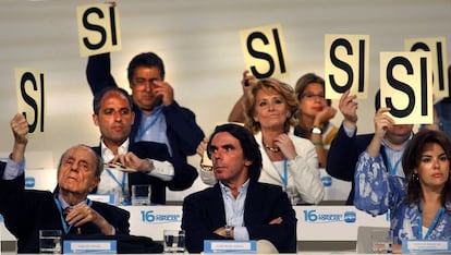 Manuel Fraga, José María Aznar y Soraya Sáenz de Santamaría (en primera línea) y Francisco Camps y Esperanza Aguirre (detrás), durante una votación en el congreso nacional del partido celebrado en Valencia en 2008.