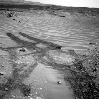 Las huellas de las ruedas dejadas por el robot `Curiosity&acute; en el suelo arenoso y resbaladizo del Valle Escondido de Marte.