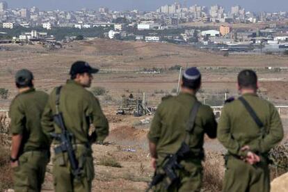 Unos soldados israelíes observan la franja de Gaza
