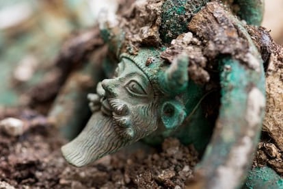 Detalle de un aro con la cabeza del dios Aqueloo descubierto en unas excavaciones arqueológicas en Lavau (Francia).