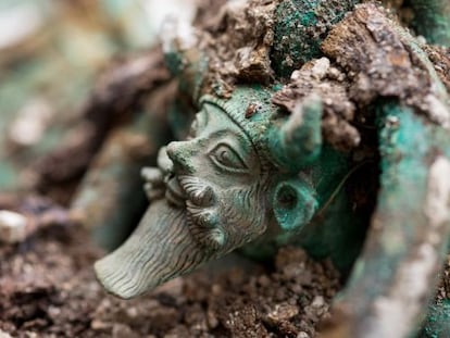 Detalle de un aro con la cabeza del dios Aqueloo descubierto en unas excavaciones arqueológicas en Lavau (Francia).