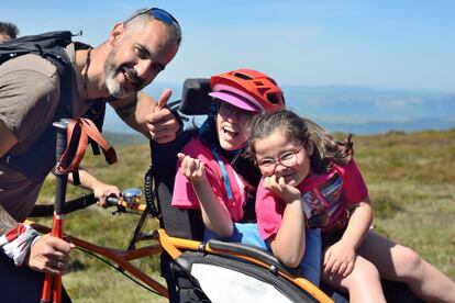 Janire y su hermana han coincidido en el recorrido con el montañero Aitor Costa, quien ha subido a lo largo del fin semana en 11 ocasiones al Gorbea desde las canteras, completando de esta manera la misma distancia que si ascendiera hasta la cima del Everest. Con este gesto ha querido dar su apoyo a esta campaña solidaria.