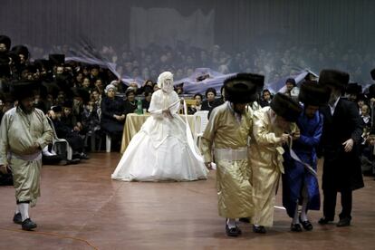 An ultra-Orthodox Jewish bride takes part in the "mitzva tantz", the custom in which relatives dance in front of the bride after her wedding ceremony, in Netanya, Israel, late March 15, 2016. Thousands took part in the wedding of the grandson of Rabbi Yosef Dov Moshe Halberstam, religious leader of the Sanz Hasidic dynasty and the granddaughter of the religious leader of Toldos Avraham Yitzchak Hasidic dynasty, in Netanya on Tuesday night. Picture taken March 15, 2016. REUTERS/Baz Ratner