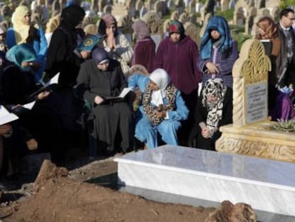 Un grupo de mujeres reza junto a la tumba de Yassin, en Rabat.