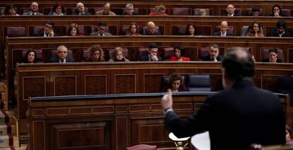 El presidente del Gobierno, Mariano Rajoy (de espaldas), en una comparecencia ante el Congreso de los Diputados.  