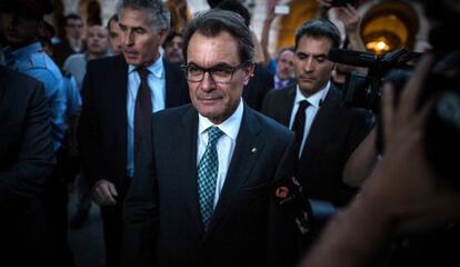 Artur Mas sale del Parlamento catalán tras la aprobación de la ley de consultas.