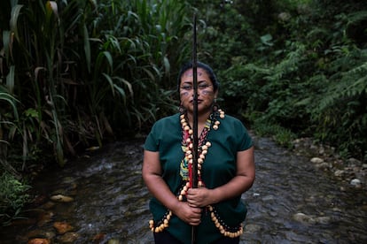 Alexandra Narváez, de la comunidad cofán de Sinangoe, es parte de la guardia indígena constituida en 2017 en respuesta a la concesión inconsulta de territorio cofán para actividades mineras. Pincha en la imagen para ver la fotogalería completa.