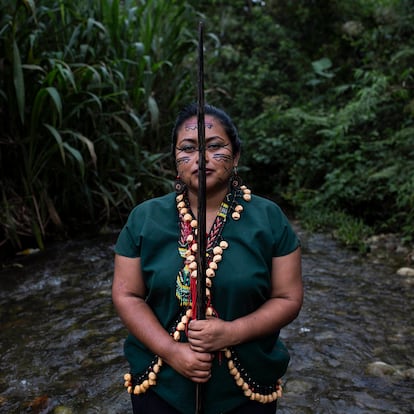 Alexandra Narváez, de la comunidad cofán de Sinangoe, es parte de la guardia indígena constituida en 2017 en respuesta a la concesión inconsulta de territorio cofán para actividades mineras.