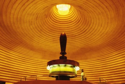 The Shrine of the Book (el Santuario del Libro), en Jerusalén, que contiene los manuscritos del Mar Muerto, obra maestra de Frederick Kiesler y Armand Phililip Bartos.