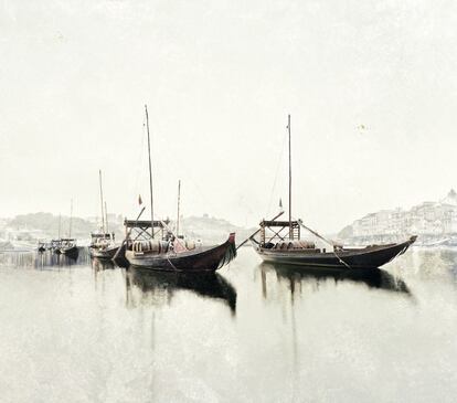 Barcas entre la niebla, en Oporto, Portugal.