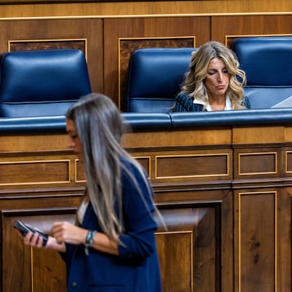 DVD 1283 (10/09/25) La vicepresidenta tercera y ministra de Trabajo, Yolanda Díaz, y la portavoz de Junts Míriam Nogueras, durante el pleno del Congreso de los Diputados celebrado este miércoles en Madrid. © Claudio Álvarez
