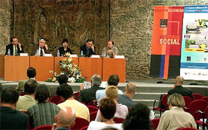 De izquierda a derecha, los profesores Fernández Sebastián, Melvin Richter, P. Springborg, Elías Palty y J. L. Villacañas, ayer en Vitoria.