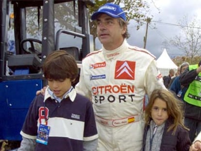 Carlos Sainz, con dos de sus hijos, Carlos y Ana.