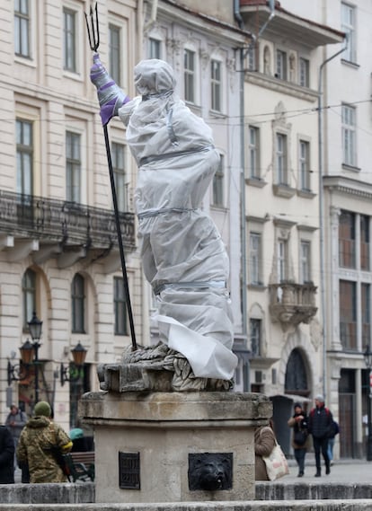 Una estatua envuelta para protegerla en Lviv, el 4 de marzo. La Galería Nacional de Arte de dicha ciudad ha coordinado un proyecto para poner a salvo el patrimonio pictórico y cultural de 18 museos.