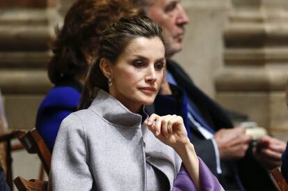 Letizia, con un vestida con un abrigo gris y morado y de nuevo con el pelo recogido, en la solemne sesión de la Asamblea de la República