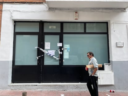 Un hombre pasa por delante del Hostal Casa Sofía, en Tetuán, que el jueves fue desalojado por una plaga de chinches.