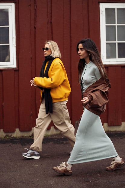 Nos encanta este mix de vestido de canalé ajustado, largo hasta los pies, en color pastel y unas zapatillas de estilo trekking de Nike en tonos marrones.