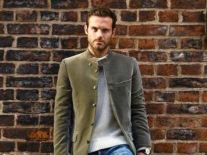 Juan Mata lleva americana de Ermenegildo Zegna, pantalón de Loewe, jersey de Cos, zapatillas de Adidas y reloj IWC Portugieser Cronógrafo automático (estilismo de Cristina Terrón).