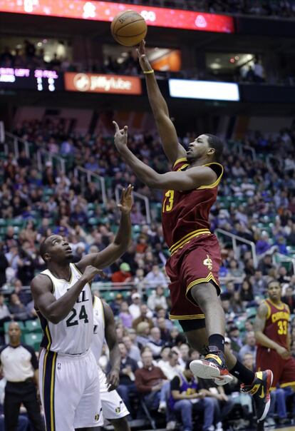 Tristan Thompson lanza ante Paul Millsap.