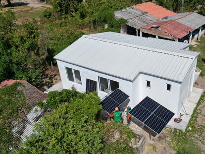 Instalación de paneles solares en la Casa de Salud de Cachimbo, Oaxaca, en el marco del programa Luces de Esperanza de Iberdrola México.