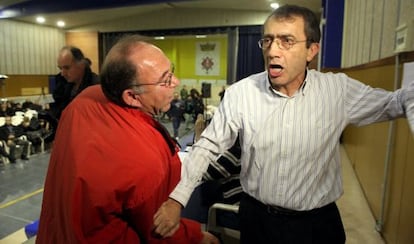 Ferré es increpado por un socio en una asamblea celebrada en 2012.