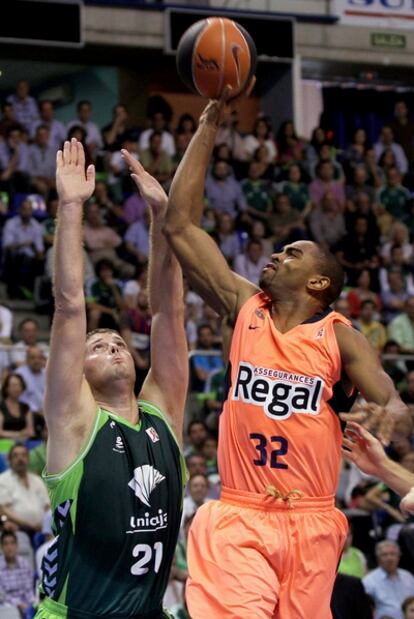 El alero estadounidense del Regal Barcelona Alan Anderson entra a canasta ante la presencia del pívot británico del Unicaja Robert Archibald.