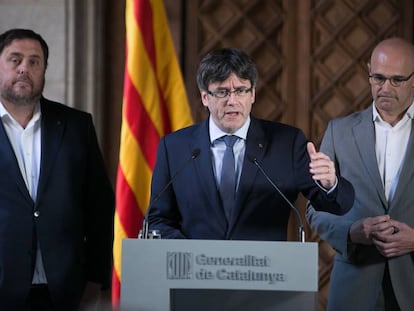 Puigdemont, entre Junqueras y Romeva, en su respuesta institucional a la sentencia.