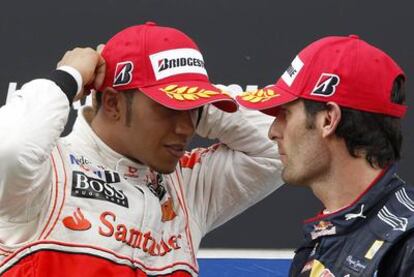 Lewis Hamilton y Mark Webber, en el podio de Estambul.