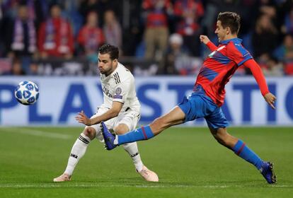 Nacho despeja el balón ante Ales Cermak.