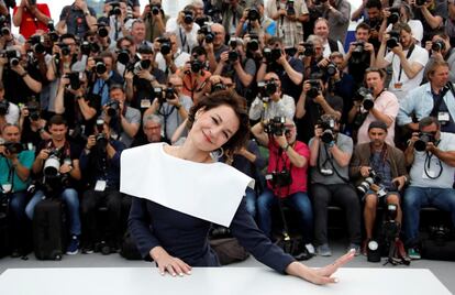 La actriz Jeanne Balibar posa durante el 'photocall' de la película 'Barbara', en competición dentro de la categoría 'Un Certain regard'.