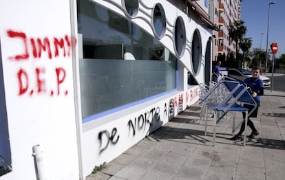 Pintadas aparecidas en el bar de Sevilla en contra del Frente Atlético: "De norte a sur BN (Biris Norte) y Blues".