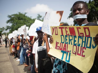 Dominicanos, hijos de haitianos, exigiendo su derecho a la nacionalidad en Santo Domingo.