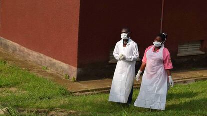 Personal médico en Uganda en el hospital de Bwera, cerca de la frontera con la República Democrática del Congo.