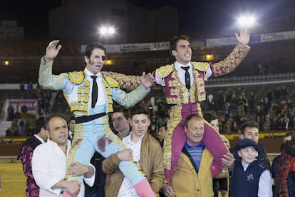 Los diestros Juan Jos&eacute; Padilla (izquierda) y Vicente Soler, salen a hombros por la Puerta Grande tras la corrida de la Feria de la Magdalena de Castell&oacute;n.