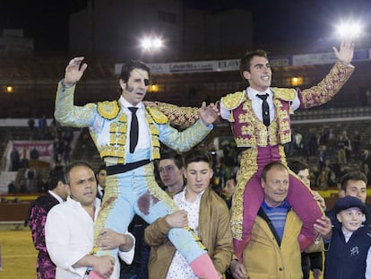 Los diestros Juan Jos&eacute; Padilla (izquierda) y Vicente Soler, salen a hombros por la Puerta Grande tras la corrida de la Feria de la Magdalena de Castell&oacute;n.