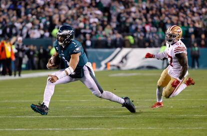 Jalen Hurts, el quarterback de las Eagles, corre con el balón durante la final de la conferencia Nacional en Filadelfia.