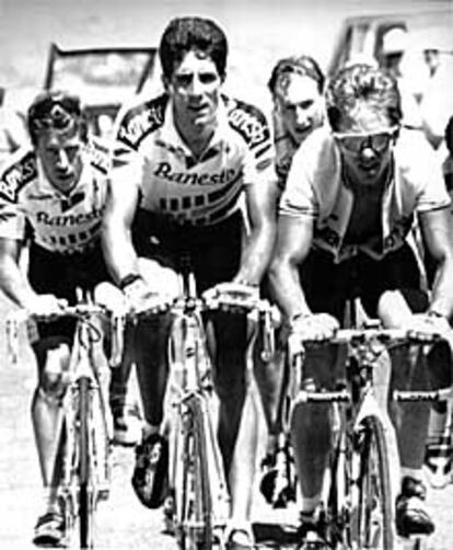 Indurain, en el centro, flanqueado por Delgado y LeMond en la ascensión al Tourmalet del Tour de 1990.