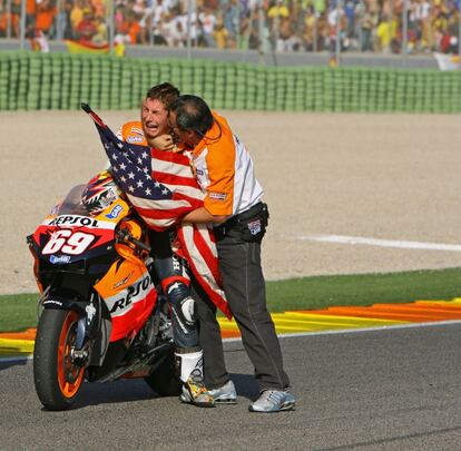 2006. Cuando el llanto es alegría. Un espontáneo se abraza en la cita valenciana a Nicky Hayden, que se acaba de proclamar Campeón del Mundo de MotoGP.