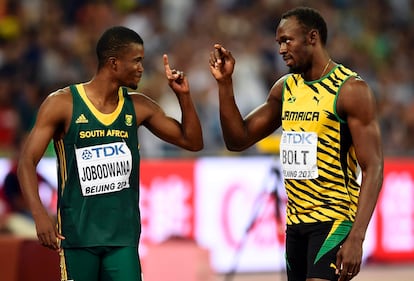 Bolt junto el surafricano Anaso Jobodwana (i) que ha sido bronce con un tiempo de 19.87 segundos.